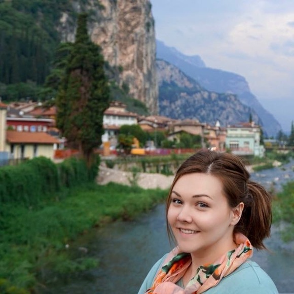 Meet your Posher, Courtney - Picture 1 of 1